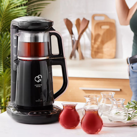 Karaca Caysever Robotea theemachine, zwart met chroomkleurige waterkoker, roségouden accenten en vermogen van 2500 watt